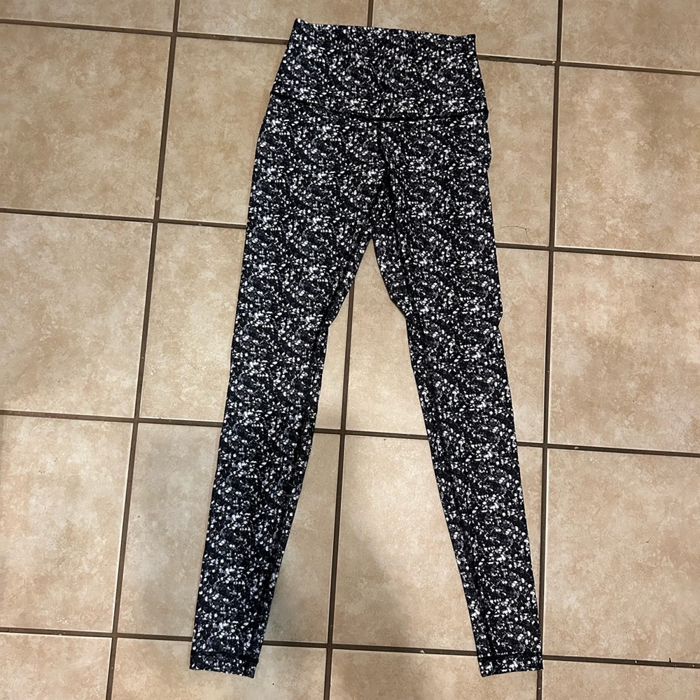 Lululemon Wunder Under 28inches  Size 6.